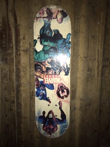 Nərdlər: Marvel "Qəhrəmanlar" mövzulu skeytbord göyərtəsi. Üzərində məşhur