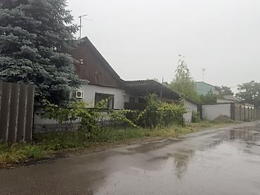 Продажа коттеджей и домов: Продаётся жилой дом с двором и хозяйственными постройками. Район at lalafo.kg — 1 Продажа коттеджей и домов: Продаётся жилой дом с двором и хозяйственными постройками. Район — 1