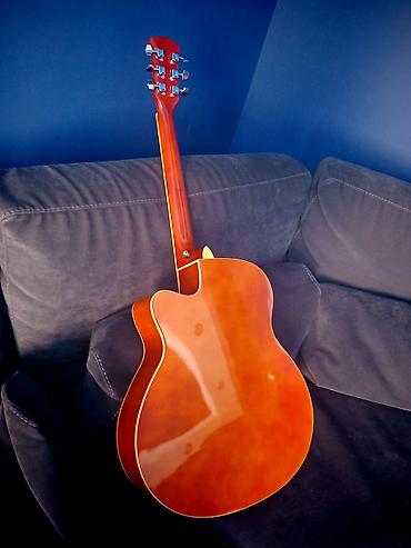 gitara simləri: Elektro-akustik gitara – cutaway korpuslu, sunburst rəng keçişli model — 3