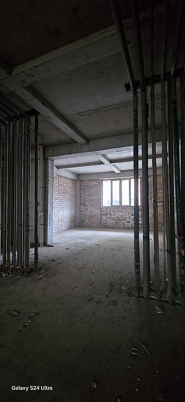 Продажа помещений свободного назначения: Сдаеться коммерческое помещение в жилом доме . 270кв. В районе — 10