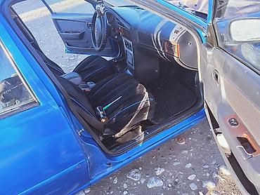 Другие автомобили: Седан синего цвета, 4 двери. Атмосферный бензиновый двигатель — 4