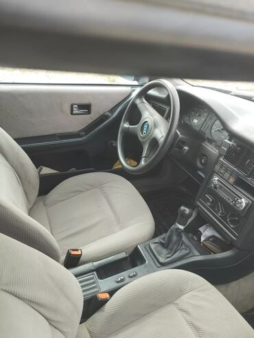 машину ауди: Audi 80: 1993 г., 2 л, Механика, Бензин, Седан