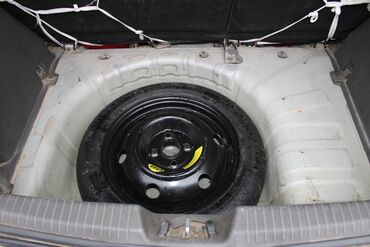 Kia: Kia Rio hatchback – gümüşü rəngdə, 5 qapılı şəhər avtomobili. Xarici — 10