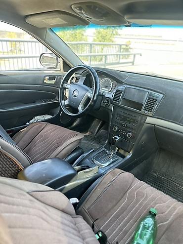 subaru forester sf: Седан среднего класса, серебристый цвет, кузов 4 двери. Номерные знаки — 5