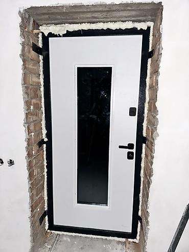 Двери для домов и квартир, Бронированная, Одностворчатая, Со стеклом, цвет - Серый at lalafo.kg Двери для домов и квартир, Бронированная, Одностворчатая, Со стеклом, цвет - Серый