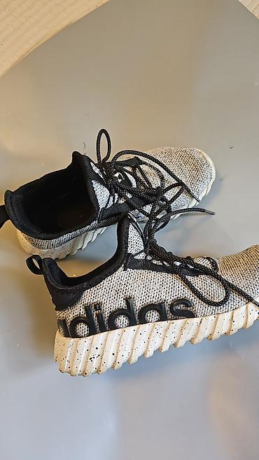 man: Adidas patike za dečaka kupljene u Americi. Jedina mana što je pukla — 1