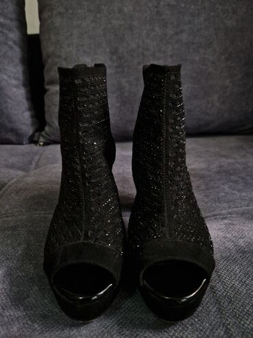 секонд хенд обувь: Ботинки и ботильоны 37, цвет - Черный