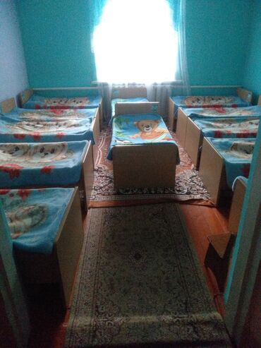 Детская мебель: Продаю детские кроватки,б/у. Одна кроватка 2000 сом