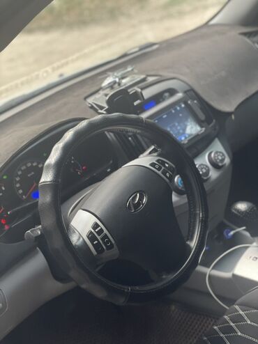 купить корейское авто: Серебристый седан Hyundai Avante, оснащенный 1,6-литровым двигателем
