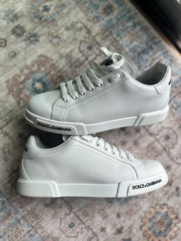 Krasofkalar və idman ayaqqabıları: Dolce & Gabbana brendi olan ağ rəngli dəri kişi krossovkalar — 10