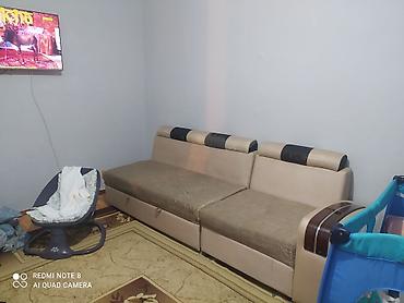 Прямой диван-трансформер с подлокотниками и выдвижным спальным местом