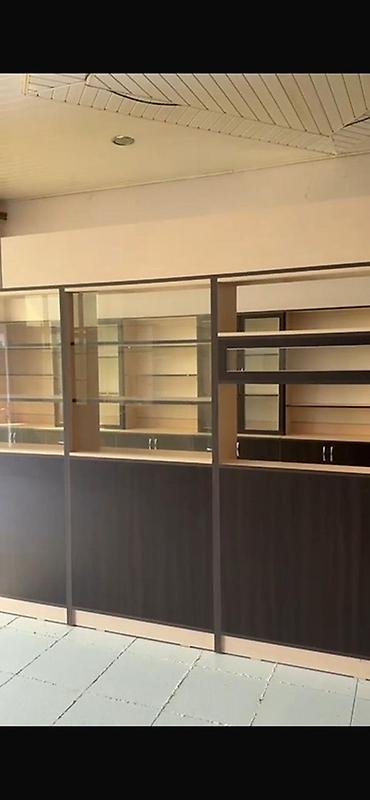 pub da is elanlari: İri vitrin şüşələri və daxildə bölmələrdən ibarət kommersiya məkanı — 8