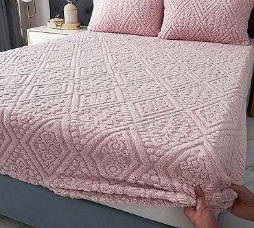 Posteljina: Reljefni čaršafi Čaršaf na lastiš 25 + 2 jastučnice(5) Cena 3800 — 14