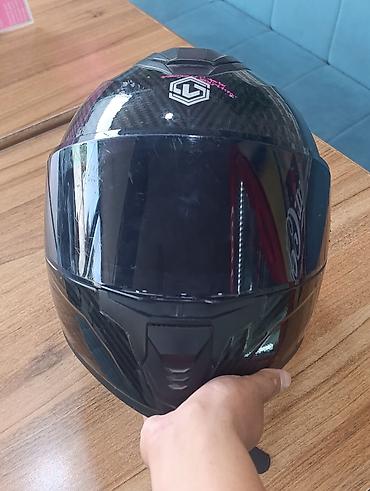 Tam üz örtüklü moto dəbilqə – karbon lif naxışlı, qara rəng