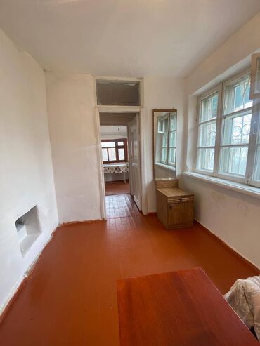 печной кирпич: 40 м², 3 комнаты, Старый ремонт Без мебели