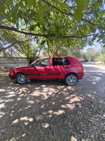 сиденья голф: Красный хэтчбек Volkswagen Golf III с пятью дверями. Модель оснащена