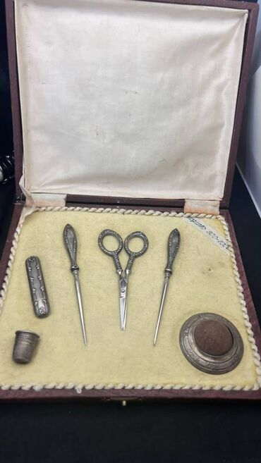 антикварный: Антикварный швейный набор из французского серебра в футляре, ножницы