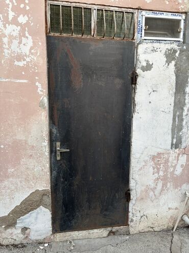 Furnitura və aksessuarlar: Metal qapı - Material: qalın metal vərəqdən hazırlanmış təktaxta qapı