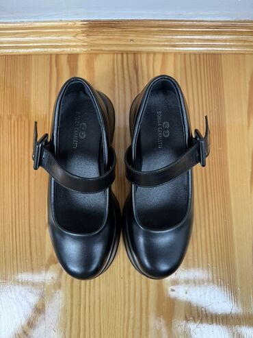туфли новая не одевала не разу: Tuflilər, Ölçü: 36, rəng - Qara, İşlənmiş