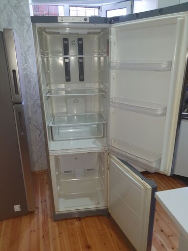 hotpoint: Б/у 2 двери Hotpoint Ariston Холодильник Продажа, цвет - Серебристый, С колесиками