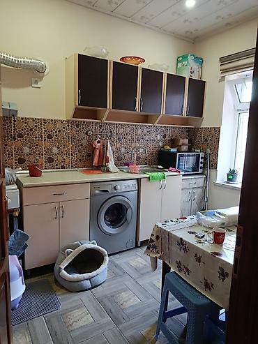 2 otaqlı kohnə tikili: 2 otaqlı həyət evi – geniş dəhlizli, mətbəxli və sanitar qovşaqlı - — 2