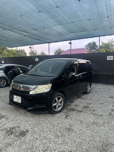 хонда степ эреф 1: Черный минивэн Honda Stepwgn с просторным салоном, идеально подходящий