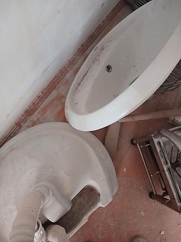 - Ağ rəngli akril vanna – oval forma, tək drenaj dəliyi, divar