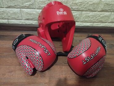 перчатки для таеквондо: Продаю Шлем и перчатки тхеквондо ITF новый. Цена 2000 сом