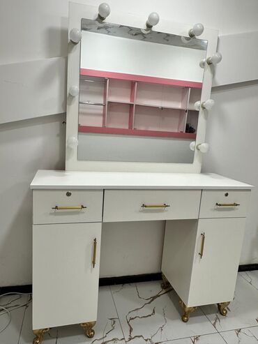 стол трансформер: İşlənmiş, Makiyaj üçün masa, Güzgülü