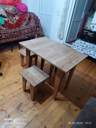 masa dəstləri: Qonaq otağı üçün, İşlənmiş, Açılmayan, Dördbucaq masa, 3 stul, Rusiya