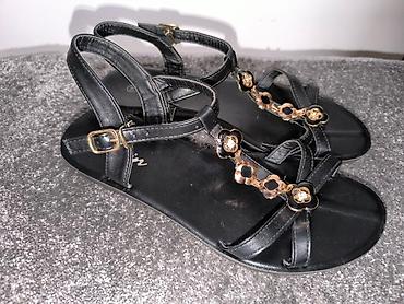 shoes: Crne sandale sa ukrasnim detaljima u obliku cvetova. Imaju kaiščić oko — 2