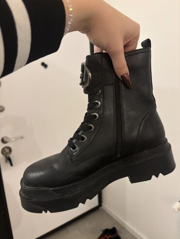 Gležnjače: Gležnjače, Liu Jo, 38 — 5