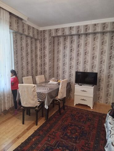 Uzunmüddətli kirayə mənzillər: 2 otaqlı mənzil – tam mebel və texnika ilə - Geniş qonaq otağı: 4 — 1