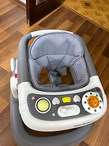 baby walker: Uşaq üçün “Baby Walker” yerimə aparatı. Boz-ağ rəng kombinasiyasında — 2