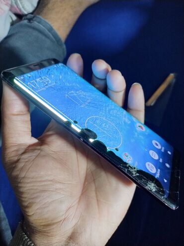 Другие мобильные телефоны: Смартфон с изогнутым AMOLED‑дисплеем и разъёмом USB‑C. Особенности: - — 4