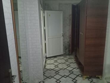 дом с цокольным этажом и гаражом: 2 otaqlı mənzil – daxili həyət evi - Girişdə geniş dəhliz, kafel