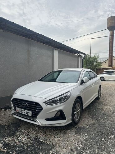 тооктор сатылат: Современный седан Hyundai Sonata белого цвета, идеальный для городской