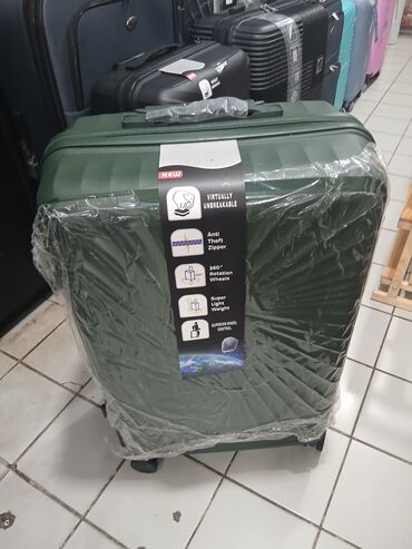 Çamadanlar: Dörd təkərli səyahət çantası, möhkəm materialdan hazırlanmışdır və — 12