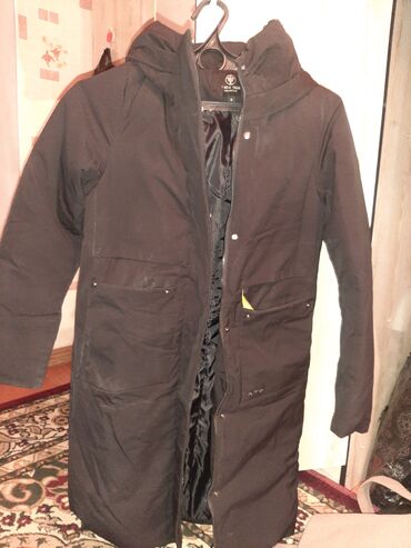 Куртки: Женский пуховик, удобный и практичный, размер s