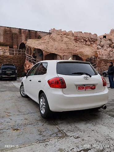 Toyota: Toyota Auris, ağ rəng, hetçbek kuzov. Əsas xüsusiyyətlər: - 5 qapı — 5
