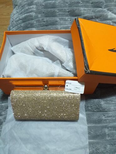 женские золотые кольца: Qızılı rəngdə dəst – parıltılı qadın ayaqqabısı və uyğun klatç -