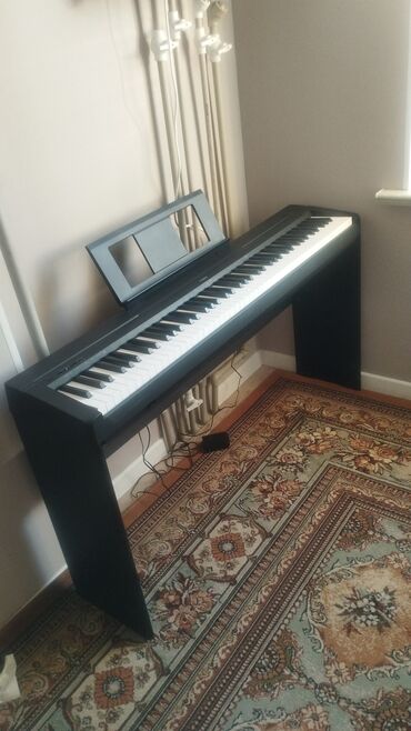 Пианино: Цифровое пианино Yamaha P-45B в черном цвете. Имеет 88 клавиш, что