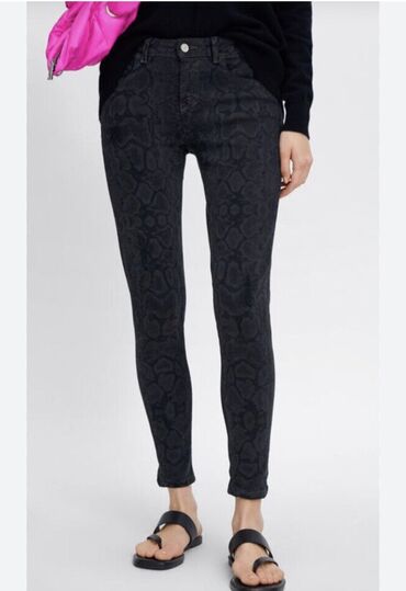 stradivarius kozne pantalone: Zara farmerke mid waist sa diskretnim zmijskim animal printom