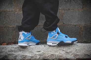 Кроссовки и спортивная обувь: Продаются новые Nike air jordan 4 retro university blue. (Размер 39,40