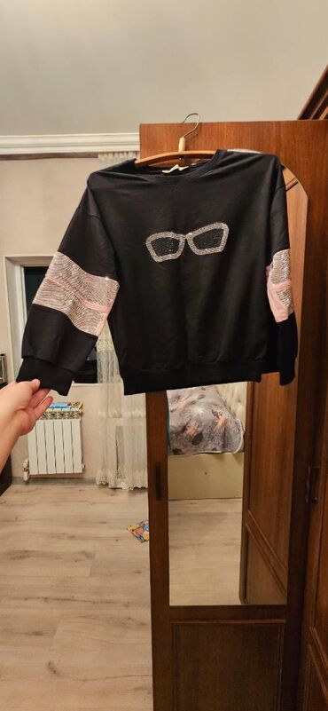 Köynək və bluzalar: Her biri 5 azn.ayeni kimidir hec bir problemi yoxdur.Elesi var hec — 6