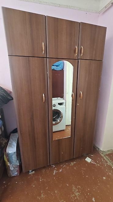 islenmis seyf qapi: Geniş həcmli 4 qapılı paltar şkafı. - Material: ağac teksturalı — 1