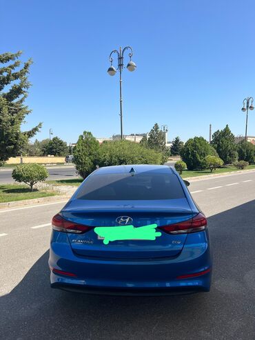 Avtomobil satışı: Hyundai Elantra ECO sedan – parlaq mavi rəngdə, aerodinamik kuzov və