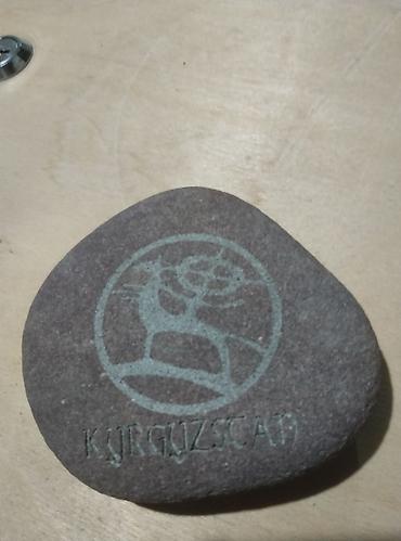 сувениры из кыргызстана: Сувенирные камни с гравировкой “Kyrgyzstan” - Натуральная речная — 10