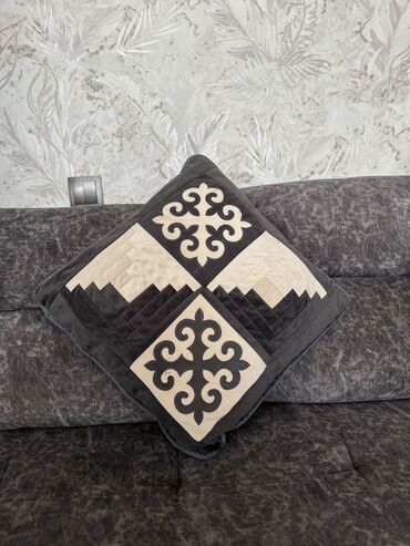 буфет старый: Продаю подушки в национальном стиле Курак В наличии 6 штук Все в