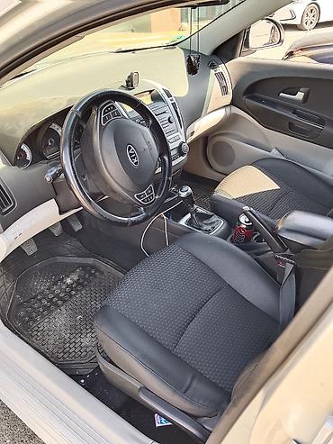 kia salony: Kia cee’d hatchback - Kuzov: 5 qapılı hatchback, gümüşü rəng - Salon — 4